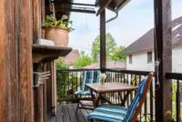 Eingang mit Balkon