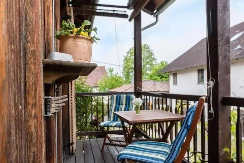 Eingang mit Balkon