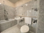 Badezimmer - Schön geschnittene 3-Zimmer-Wohnung mit Balkon und Garagenstellplatz in Weilheim