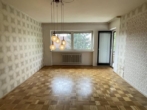 Wohnzimmer - Schön geschnittene 3-Zimmer-Wohnung mit Balkon und Garagenstellplatz in Weilheim