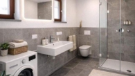 Bad mit Fenstern - exklusive Gartenwohnung mit 3,5 Zimmern in KFW 55 Ausführung mit Hobbyraum in Weilheim