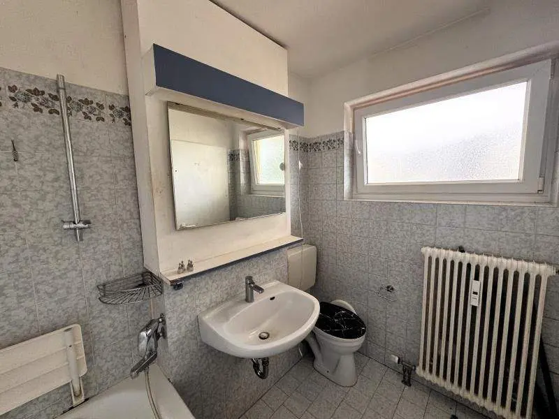 Badezimmer mit Fenster