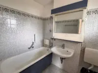 Badezimmer mit Fenster
