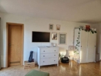 Wohnzimmer - Helle 1-Zimmer-Wohnung in Peißenberg mit Balkon und Garage zu vermieten