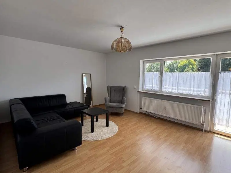 Wohnzimmer mit Balkonausgang
