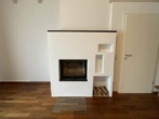 Holzkamin - Moderne 2,5-Zimmer-Wohnung mit Balkon und TG-Stellplatz in zentraler Lage von Weilheim zu vermieten