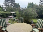 Terrassen - Einfamilienhausvilla mit Einzelgarage und bezaubernder Gartenanlage