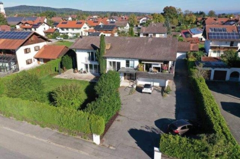 Stilvolles Zweifamilienlandhaus mit großem Garten und Berg-Panoramablick in Raisting, 82399 Raisting, Haus