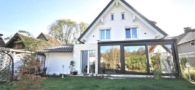 Hausansicht - modernes, familienfreundliches Haus mit Wintergarten nahe der Au